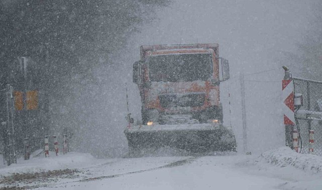 Bolu Dağı'nda yoğun kar ve sis etkili oluyor: Görüş mesafesi 20 metreye düştü