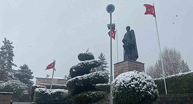 Bolu nisan ayında beyaza büründü