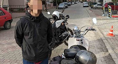 Bolu'da motosiklet plakasını boyayarak değiştiren uyanık sürücü ekiplerin gözünden kaçmadı