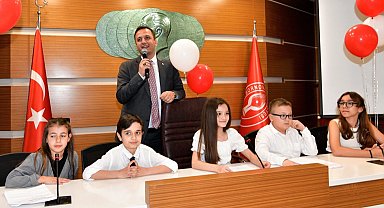 Bornovalı miniklerden Atatürk'e saygı, geleceğe umut mesajı
