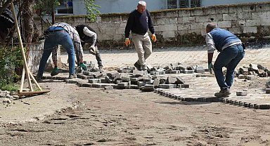 Bozdoğan'da kilitli parke taş döşeme çalışmaları hız kesmeden devam ediyor