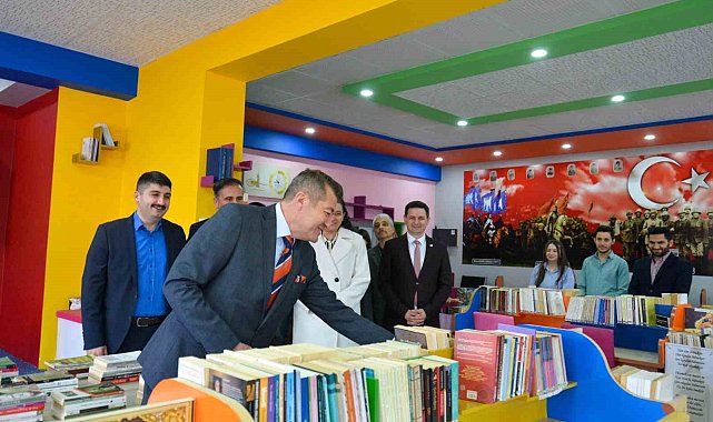 BŞEÜ'den lise öğrencilerine 236 adet kitap hediye edildi