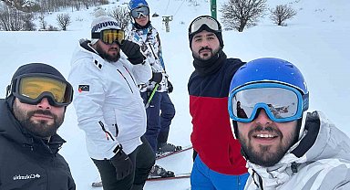 Bu da hoparlörlü kayak: Sırtına bağladığı büyükçe hoparlörle hem kaydı hem de eğlendirdi