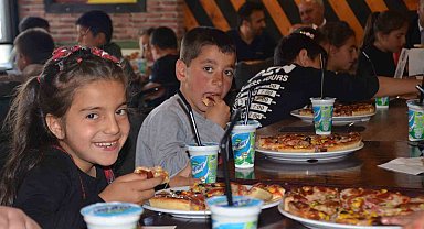 Bulanık'ta köy çocuklarına pizza ikramı