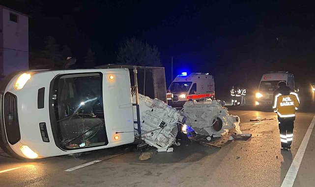 Burdur-Antalya karayolunda tekne motoru yüklü kamyonet devrildi: 2 yaralı