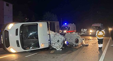 Burdur-Antalya karayolunda tekne motoru yüklü kamyonet devrildi: 2 yaralı