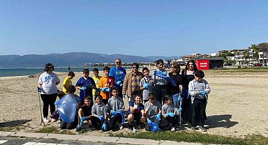Burhaniye'de Hacı Mustafa Müdüroğlu Ortaokulu'ndan plaj temizliği