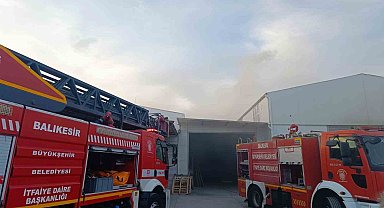 Burhaniye'de marangoz atölyesi alevlere teslim oldu