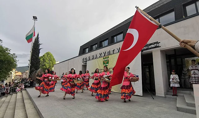 Bursa Nilüfer Halk Dansları Bulgaristan'da alkışları topladı