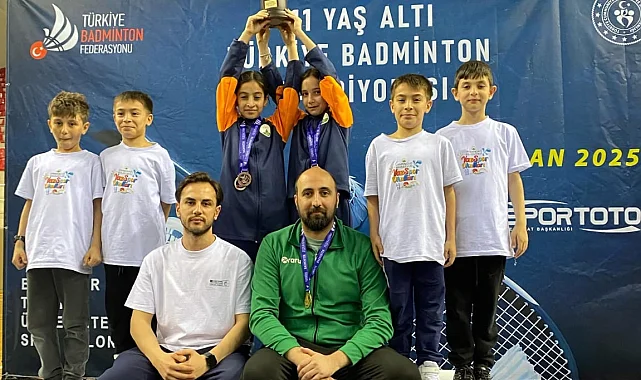 Bursa Osmangazi Belediyespor'un genç badmintoncuları göz doldurdu