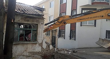 Bursa Osmangazi'de metruk yıkımlar sürüyor
