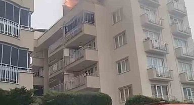 Bursa'da 5 katlı binanın çatısı alevlere teslim oldu