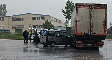 Bursa'da hafif ticari araç kamyonla çarpıştı: 1 yaralı
