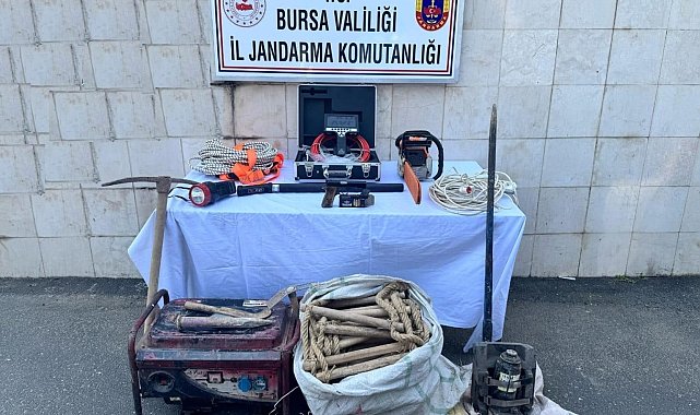 Bursa'da kaçak kazı yapan 4 kişi suçüstü yakalandı