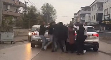 Bursa'da "yol verme" kavgası: Sürücüler ve yolcular birbirine girdi