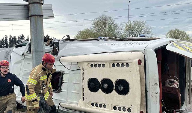 Bursa'da servis aracı bariyerlere çarptı: 6 yaralı