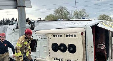 Bursa'da servis aracı bariyerlere çarptı: 6 yaralı
