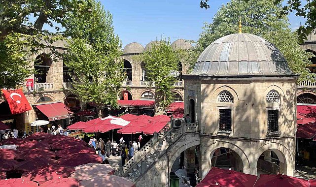 Bursa'nın tarihi çarşıları ve Hanlar Bölgesi'nde hafta sonu yoğunluğu