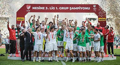 Bursaspor, şampiyonluk kupasını kaldırdı