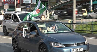 Bursasporlu taraftarlar şampiyonluk coşkusuyla sokaklara akın etti