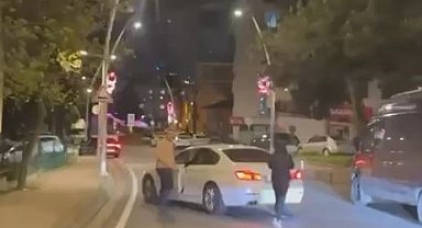 Büyükçekmece'de yol kesip aracı yumruklayan sürücü kamerada