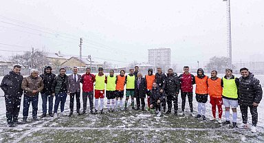 Büyükkılıç, Görme Engelliler B1 Futbol Milli Takımı'nın Kayseri Kampı'nı ziyaret etti