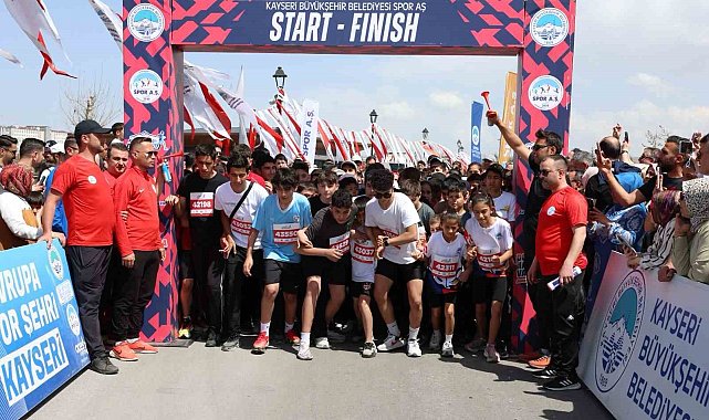 Büyükşehir Spor A.Ş.'nin çocuk koşusuna yüzlerce minik sporcu katıldı