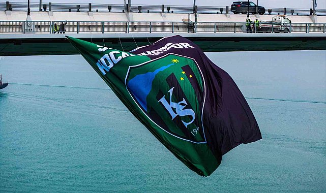 Büyükşehir, taraftarı kırmadı, Osmangazi Köprüsü'ne dev şampiyon Kocaelispor bayrağı asıldı
