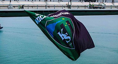 Büyükşehir, taraftarı kırmadı, Osmangazi Köprüsü'ne dev şampiyon Kocaelispor bayrağı asıldı