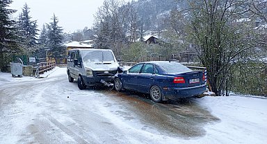 Buz tutan yolda kafa kafaya çarpıştılar