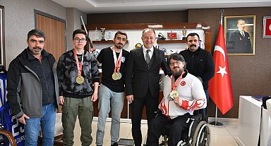 Çakmur bilek şampiyonlarını kutladı