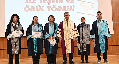 ÇAKÜ'de başarılı olan akademisyenler ödüllendirildi