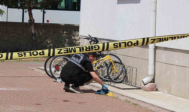 Cam silerken 4'üncü kattan düşen kadın ağır yaralandı