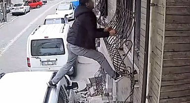 Cama tırmandı, kuruması için asılan çamaşırları çaldı; O anlar kamerada