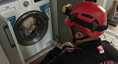 Çamaşır makinesindeki kedi kurtarıldı