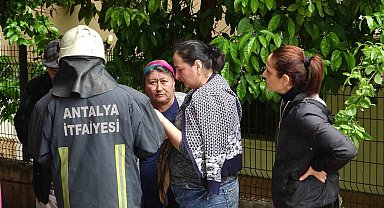 Çamaşır makinesinden çıkan yangın apartman sakinlerini sokağa döktü