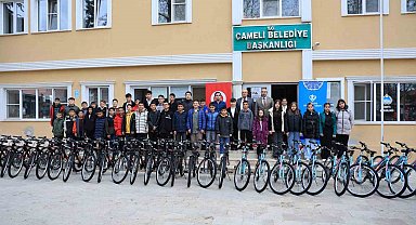 Çameli'nde camiye giden çocuklar bisikletle ödüllendirildi