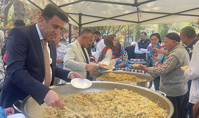 Cami çıkışı binlerce kişiye 'Şifalı Pilav' ikram ettiler