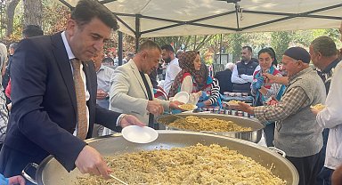 Cami çıkışı binlerce kişiye 'Şifalı Pilav' ikram ettiler