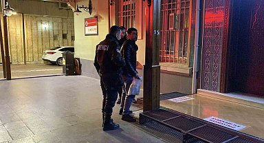 Camide uyuyan adam içeride mahsur kaldı