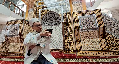 Camideki sadakat; kedisi Lola imamla beş vakit camiye geliyor