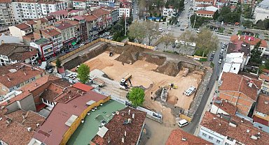 Çamura saplanan kamyonu kurtarmak isteyen sürücü, kamyonu ile 10 metreden düşerek ters döndü