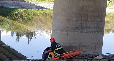 Çamura saplanan vatandaşı itfaiye kurtardı