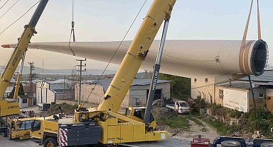 Çanakkale'de fabrika üzerine devrilen rüzgar gülü 9 saatlik çalışmayla kaldırıldı