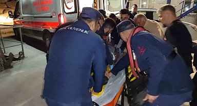 Çanakkale'de göğüs kafesi kemiği kırığı tanısı konulan hasta Sahil Güvenlik ekiplerince tahliye edildi