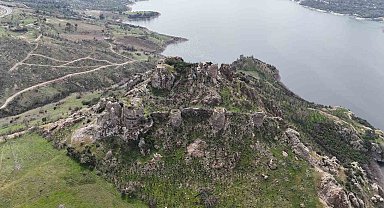 Çanakkale'de orman yangınlarında alevlere teslim olan Atikhisar Kalesi yeşermeye başladı
