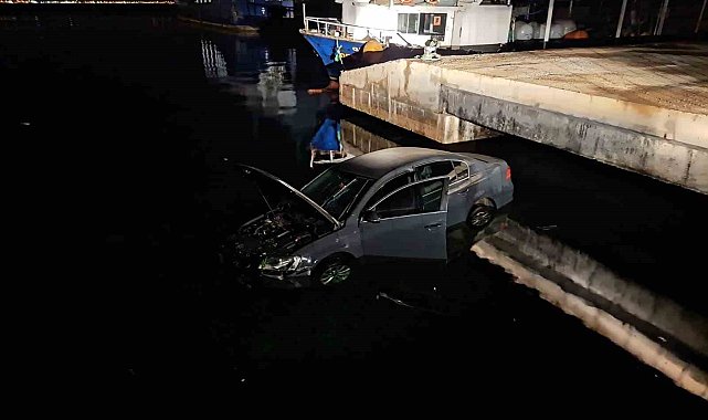 Çanakkale'de park halinde olan otomobil denize düştü