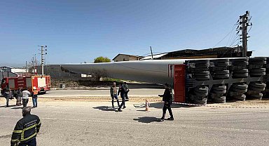 Çanakkale'de rüzgar gülü kanadı taşıyan tır devrildi