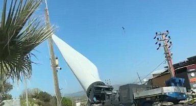 Çanakkale'de rüzgar gülü kanadı taşıyan tırın devrilme anı kamerada