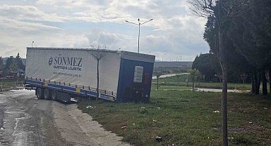 Çanakkale'de seyir halindeki tırın dorsesi çıktı